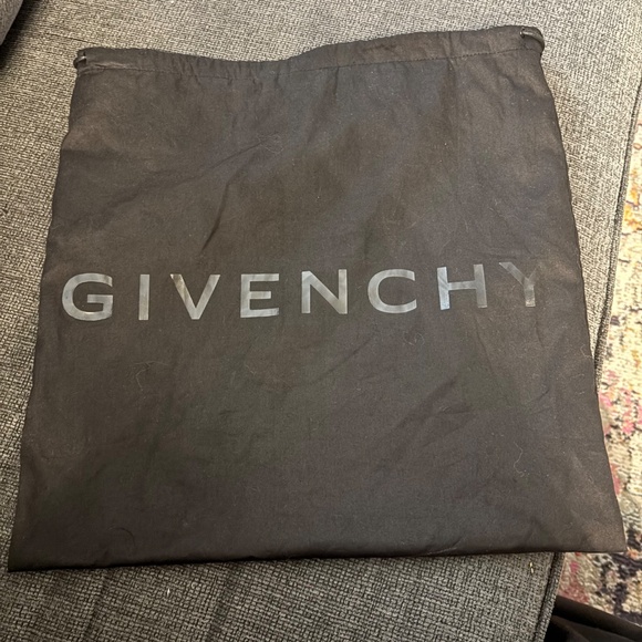 Givenchy Antigona Lock Toy Top Handle bag in Leather - Picture 7 of 7